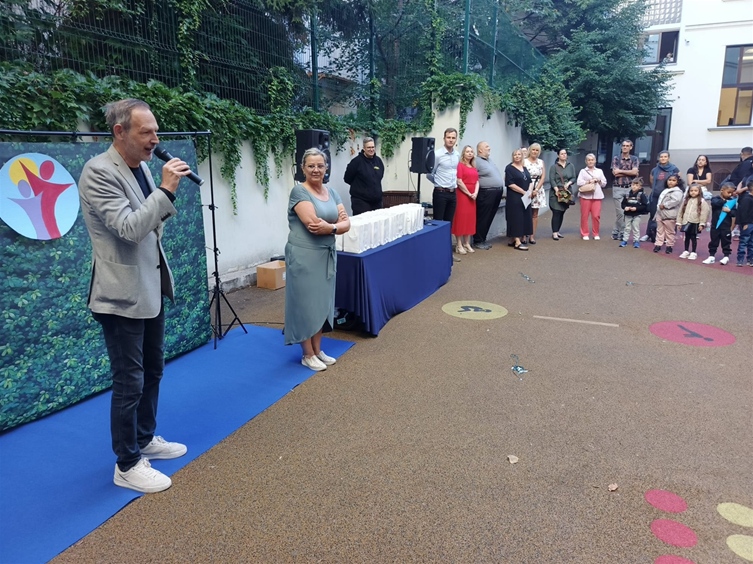 První školní den zasedlo do lavic v Praze 8 celkem 890 prvňáčků
