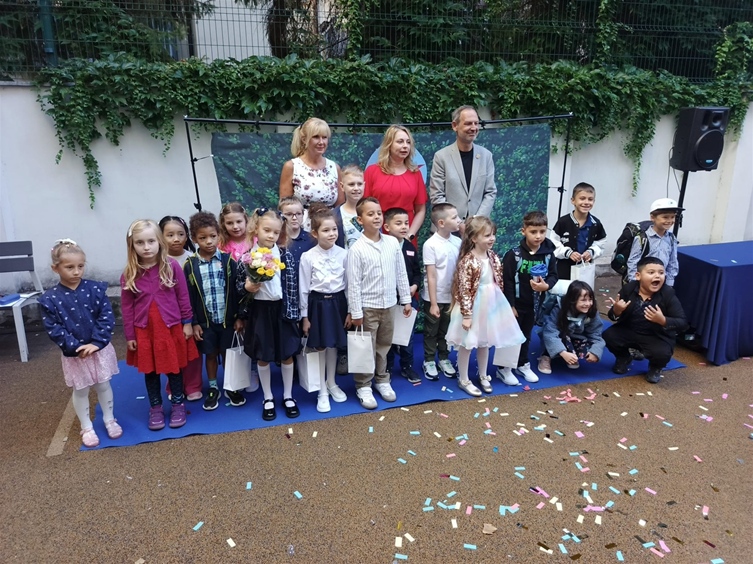 První školní den zasedlo do lavic v Praze 8 celkem 890 prvňáčků