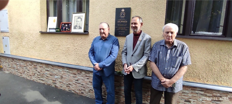 Plukovník letectva Leo Hřebačka má v Kobylisích svou pamětní desku Plukovník letectva Leo Hřebačka má v Kobylisích svou pamětní desku