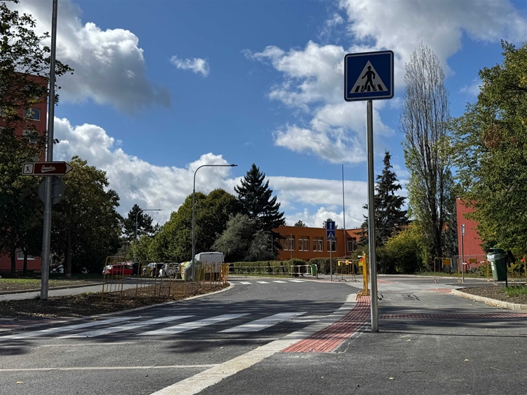 Křižovatka u ZŠ Dolákova je po rekonstrukci bezpečnější
