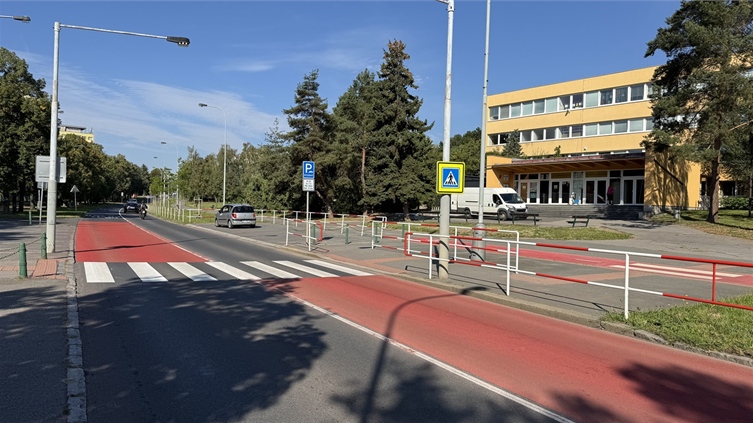 Obnovený protiskluzový povrch u ZŠ Žernosecká