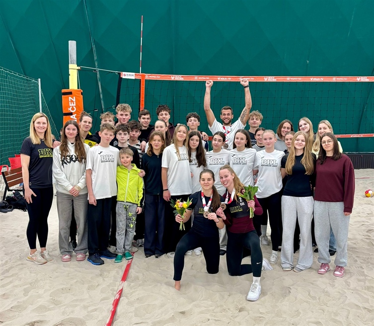 Mladé naděje beachvolejbalu ovládly Ládví. Domácí Beachklub slaví bronz i páté místo z Mistrovství republiky Mladé naděje beachvolejbalu ovládly Ládví. Domácí Beachklub slaví bronz i páté místo z Mistrovství republiky
